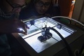 ネパールの首都カトマンズにあるスタートアップ企業パアイラ・テクノロジーで、3Dプリンターを使って作業を行うエンジニア（2018年10月31日撮影）。(c)Prakash MATHEMA / AFP