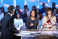 仏トーク番組「ル・グラン・ジュルナル（Le Grand Journal）」で、リアリティー番組「コー・ランタ（Koh Lanta）」の問題を議論するフランスの中小企業・デジタル経済担当相、フルール・ペルラン（Fleur Pellerin）氏（中央、2013年4月2日撮影）。(c)AFP/THOMAS SAMSON