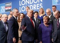 英ロンドン近郊のワトフォードで開かれた北大西洋条約機構（NATO）首脳会議で、集合写真の撮影に臨む首脳ら（2019年12月4日撮影）。(c)PETER NICHOLLS / various sources / AFP
