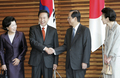 初来日で都内の首相官邸を訪れた李明博（イ・ミョンバク、Lee Myung-Bak）韓国大統領（左から2人目）、金潤玉（キム・ユンオク、Kim Yoon-ok）夫人（左）を迎える福田康夫（Yasuo Fukuda）首相（右から2人目）と貴代子（Kiyoko Fukuda）夫人（2008年4月21日撮影）。(c)AFP/KOJI SASAHARA