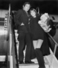 仏パリのオルリ空港で、飛行機に搭乗するジェーン・バーキン（右）とセルジュ・ゲンズブール（1969年12月22日撮影）。(c)AFP