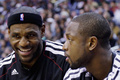 米プロバスケットボール協会（NBA）は5日、12-13レギュラーシーズンの最優秀選手（MVP）を発表し、マイアミ・ヒート（Miami Heat）のレブロン・ジェームズ（LeBron James）を選出した。

ここでは同選手の12-13レギュラーシーズンを写真で振り返る。

チームメイトのドウェイン・ウェイド（Dwyane Wade、右）と談笑するレブロン・ジェームズ（2012年12月4日撮影）。(c)AFP/Getty Images/Rob Carr