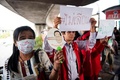 タイ・バンコクで総選挙の延期に抗議する人々（2019年1月6日撮影）。(c)Jewel SAMAD / AFP