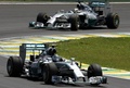 14F1第18戦ブラジルGP（Brazilian Grand Prix 2014）決勝に臨むメルセデスAMG（Mercedes AMG）のニコ・ロズベルグ（Nico Rosberg、手前）とルイス・ハミルトン（Lewis Hamilton、2014年11月9日撮影）。(c)AFP/MIGUEL SHINCARIOL