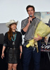 映画『ローン・レンジャー（The Lone Ranger）』のプロモーションのため来日中の米俳優アーミー・ハマー（Armie Hammer）が13日、都内で行われた来日記者会見に出席した。ハマーがジョニー・デップ（Johnny Depp）と共に主演を務め、ジェリー・ブラッカイマー（Jerry Bruckheimer）が製作として参加している同作は、8月2日から全国で公開される。会見には、天野ひろゆき（Hiroyuki Amano）と平愛梨（Airi Taira）も登場した（2013年5月13日撮影）。(c)AFP/Yoshikazu TSUNO