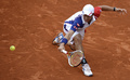 全仏オープンテニス（French Open 2013）は1日、男子シングルス3回戦が行われ、大会第13シードの錦織圭（Kei Nishikori）は6-3、6-7、6-4、6-1で第24シードのブノワ・ペール（Benoit Paire、フランス）を下し、4回戦に進出した。

リターンを狙う錦織圭（2013年6月1日撮影）。(c)AFP/MARTIN BUREAU