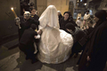 ユダヤ教超正統派の居住区であるエルサレム（Jerusalem）のメーアー・シェアーリーム（Mea Shearim）で執り行われたラビの孫娘の結婚式の様子。式の最後には、地元コミュニティーの住民や親族らが、新婦の前で踊るのがならわしとなっている。

写真は、親族らに付き添われて式に臨む新婦（2012年8月28日撮影）。(c)AFP/MENAHEM KAHANA