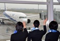 国際線の発着枠が拡大された羽田空港（Haneda Airport）で、全日空（All Nippon Airways、ANA）が新規開設した羽田─ハノイ（Hanoi）線の第1便を手を振って見送る同社の職員ら（2014年3月30日撮影）。(c)AFP/Yoshikazu TSUNO