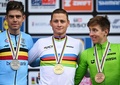 自転車世界選手権大会、エリート男子ロードレース。表彰式に臨む（左から）2位に入ったワウト・ファン・アールト、優勝したマチュー・ファン・デル・プール、3位に入ったタデイ・ポガチャル（2023年8月6日撮影）。(c)Oli SCARFF/ AFP