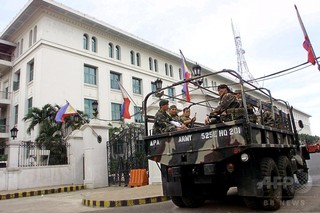 警護隊所属の将校、銃弾を胸に受け死亡 比大統領府の敷地内で 警護隊所属の将校、銃弾を胸に受け死亡 比大統領府の敷地内で