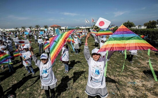 たこ揚げで日本と連帯 ガザ地区の子どもたち、東日本大震災7年で