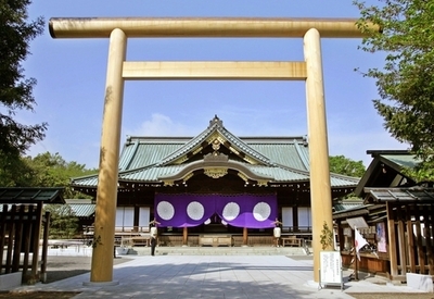 靖国神社で出火、神門の一部が焦げる 防犯カメラに不審な男
