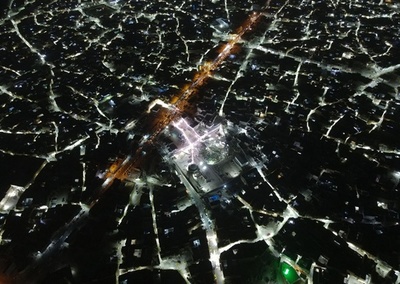 【今日の1枚】「ISの首都」 復旧中のモスクに預言者生誕祝う光 イラク