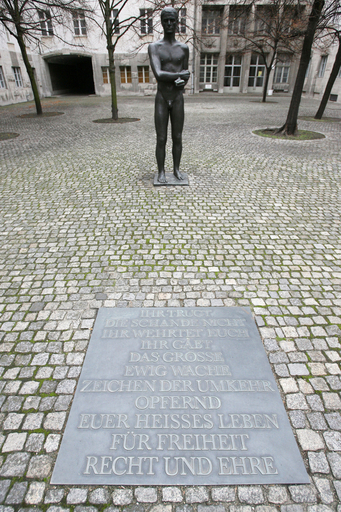 ヒトラー暗殺を企てた将校らの勇気をたたえる像 -　ドイツ