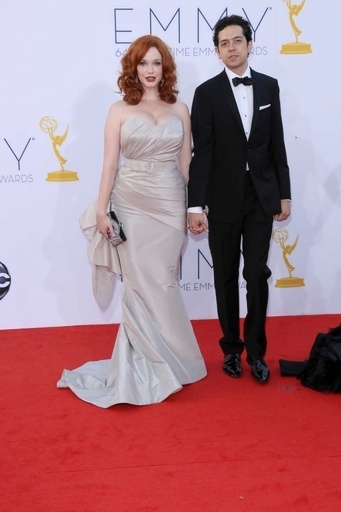 クリスティーナ・ヘンドリックス、家でもおしゃれなカフタンドレス