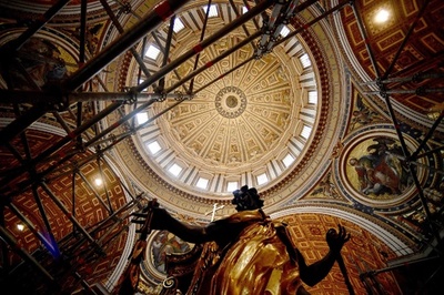 バチカン大聖堂、金箔の天蓋修復