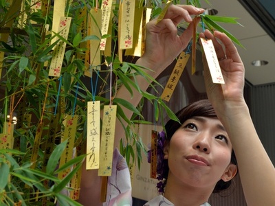 七夕飾りに金箔の短冊、銀座の宝飾店