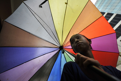 雨が降ると登場、インドネシアの「傘貸しボーイ」