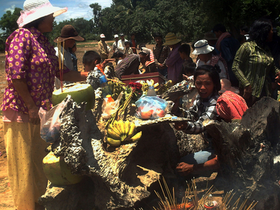 触れば宝くじ当たる？「魔法の丸太」が大人気