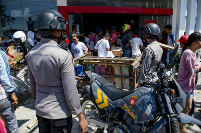 インドネシア軍「略奪行為には発砲を」 地震・津波被災地のスラウェシ島 