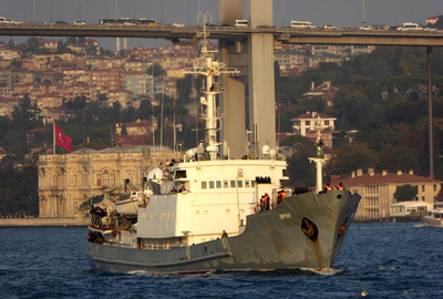 ロシア軍艦が黒海で沈没、貨物船と衝突も78人全員救助