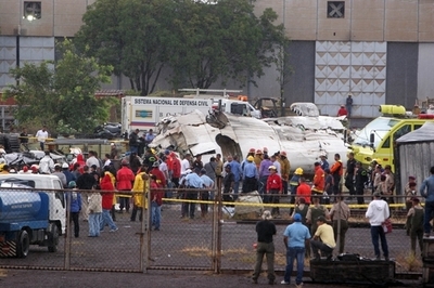 ベネズエラで旅客機が炎上、墜落 36人助かる