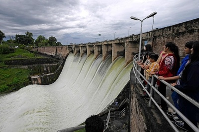 モンスーン豪雨被害のパキスタン、ダム放流