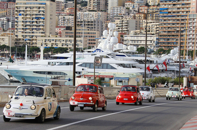 ビンテージのフィアット500がF1コースをパレード、モナコ