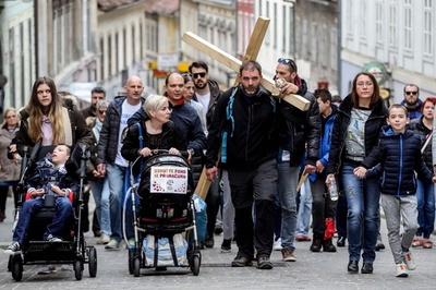 十字架背負って徒歩200キロ、高額な戦闘機調達に抗議 クロアチア