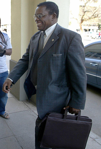 インフレ率7500％超のジンバブエ、財務相が金融政策と追加予算案を議会に提出