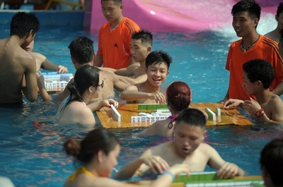 プールでマージャン、気温40度超えた中国