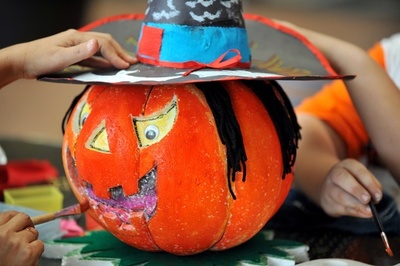 仏警察、ハロウィーンに「テロ犯」の仮装をした男を逮捕