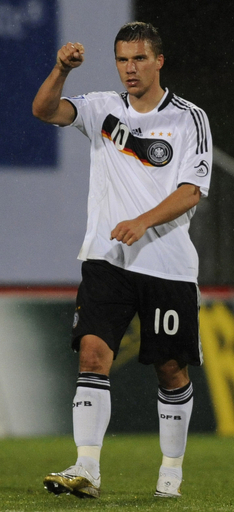 ドイツ ポドルスキーの活躍などで6-0で快勝