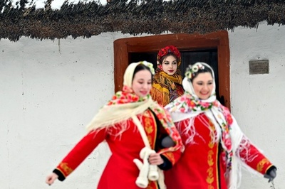 伝統衣装で祝うクリスマス 欧米式に変更のウクライナ