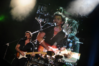 ツアー中のフアネス、コスタリカでパフォーマンス