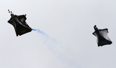 ウイングスーツのチャンピオン、コロンビアの上空を滑空