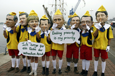 G8各国首脳に扮し、反グローバル化デモ