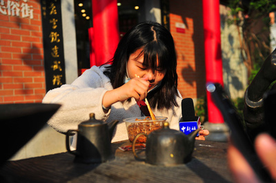 ソウルフードがある日常、封鎖解除を熱乾麺で味わう武漢市民 中国