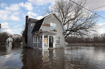 米中西部で「歴史的」規模の洪水、3人死亡 近隣州にも拡大の恐れ
