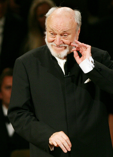 ドイツ人指揮者クルト・マズア 自身の80歳を祝したコンサートで指揮を執る