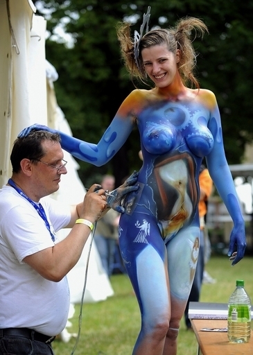 アートに体張ってます、独のボディーペインティング祭