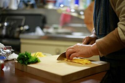 【LIXIL調査：キッチンとの距離感篇】料理は「面倒」でも「好き」が半数。ライフステージの変化で見えた、キッチンに立つ人の複雑な本音とは？