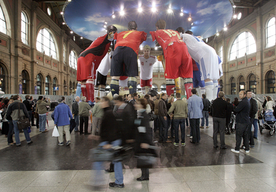 欧州選手権2008開幕を控えサッカー選手の巨大像が登場