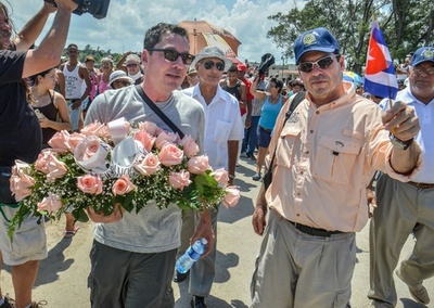 ヘミングウェーの孫、祖父ゆかりの地を訪問 キューバ