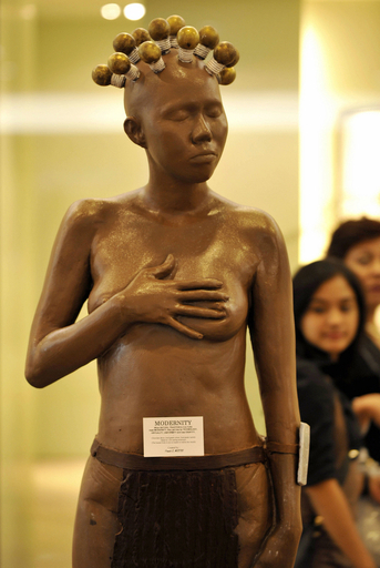 チョコレートの裸婦像、仏職人がインドネシアで展覧会