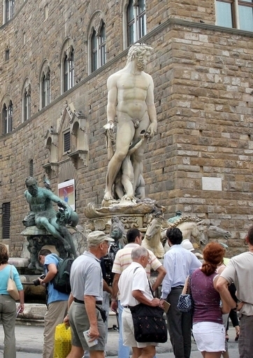 「暑かった」、噴水に入ろうとした観光客罰金とられる イタリア