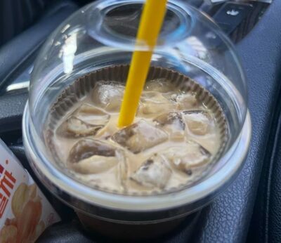 「コーヒーの中に紙ホルダーが」…韓国・カフェで前代未聞の混入トラブル、不衛生なカップ提供に批判殺到