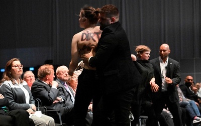 独VW株主総会に抗議デモ、監査役にケーキ投げ付け