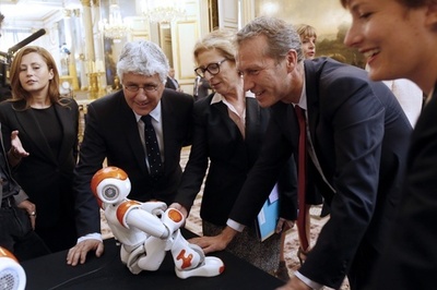 甘え上手？な人型ロボット、オランド大統領と面会 フランス
