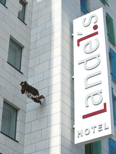 壁を歩くクマ発見！？ベルリンのホテルでイベント